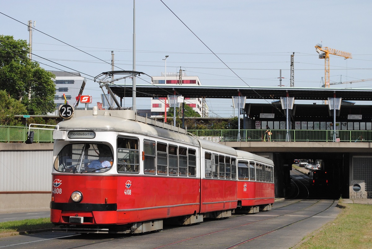 E1 4808 + c4 1357 verlassen gerade die Ostbahnunterführung in der Erzherzog Karl Straße. (15.06.2021)