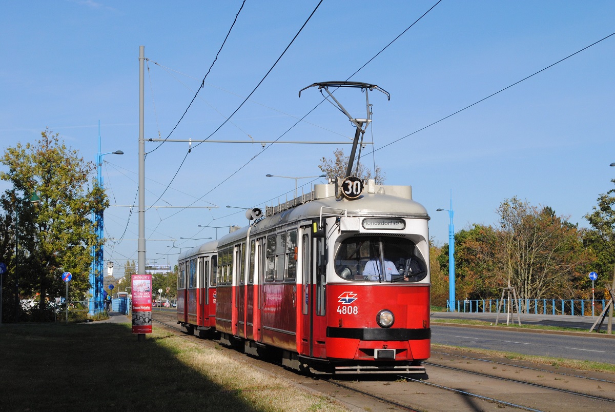 E1 4808 + c4 1359 haben auf der Fahrt nach Floridsdorf gerade den Marchfeldkanal überquert und nähern sich der Haltestelle Anton Schall Gasse. (25.10.2021)