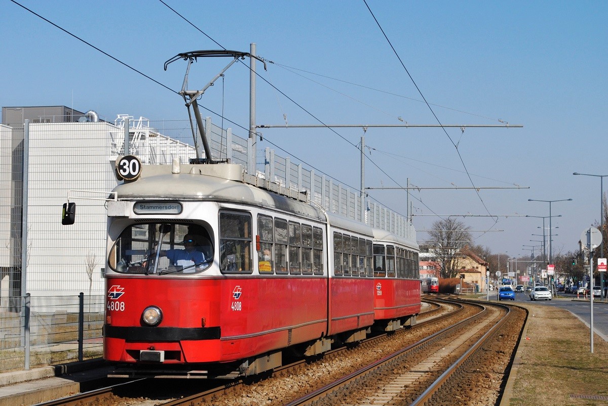 E1 4808 + c4 1359 zwischen der Endstelle Stammersdorf und der Haltestelle Van Swieten Kaserne/ Heeresspital. (01.03.2022)