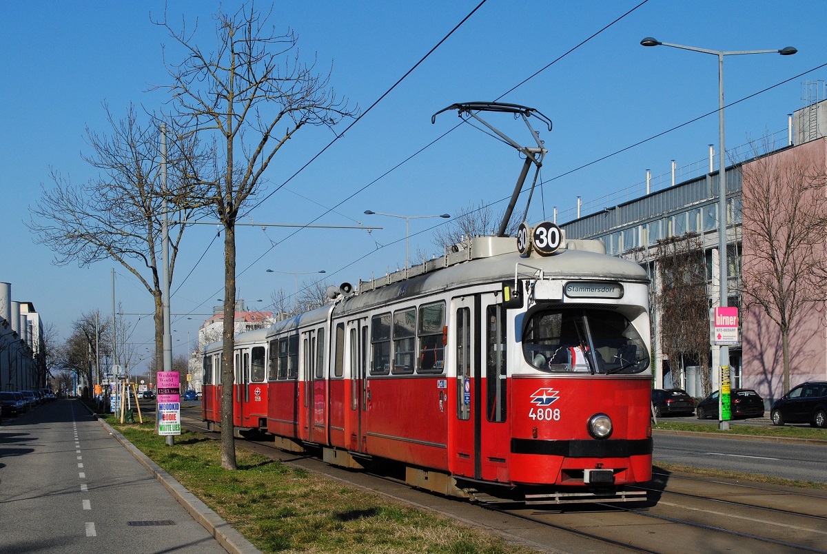 E1 4808 + c4 1359 in der Brünner Straße zwischen den Haltestellen Empergerweg und Hanreitergasse. (01.03.2022)