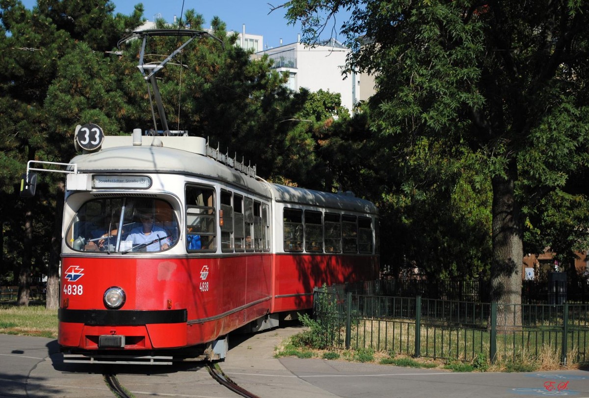 E1 4838 der Verstrkerlinie 33 verlt die Wendeschleife am Friedrich Engels Platz.(16.08.2013)