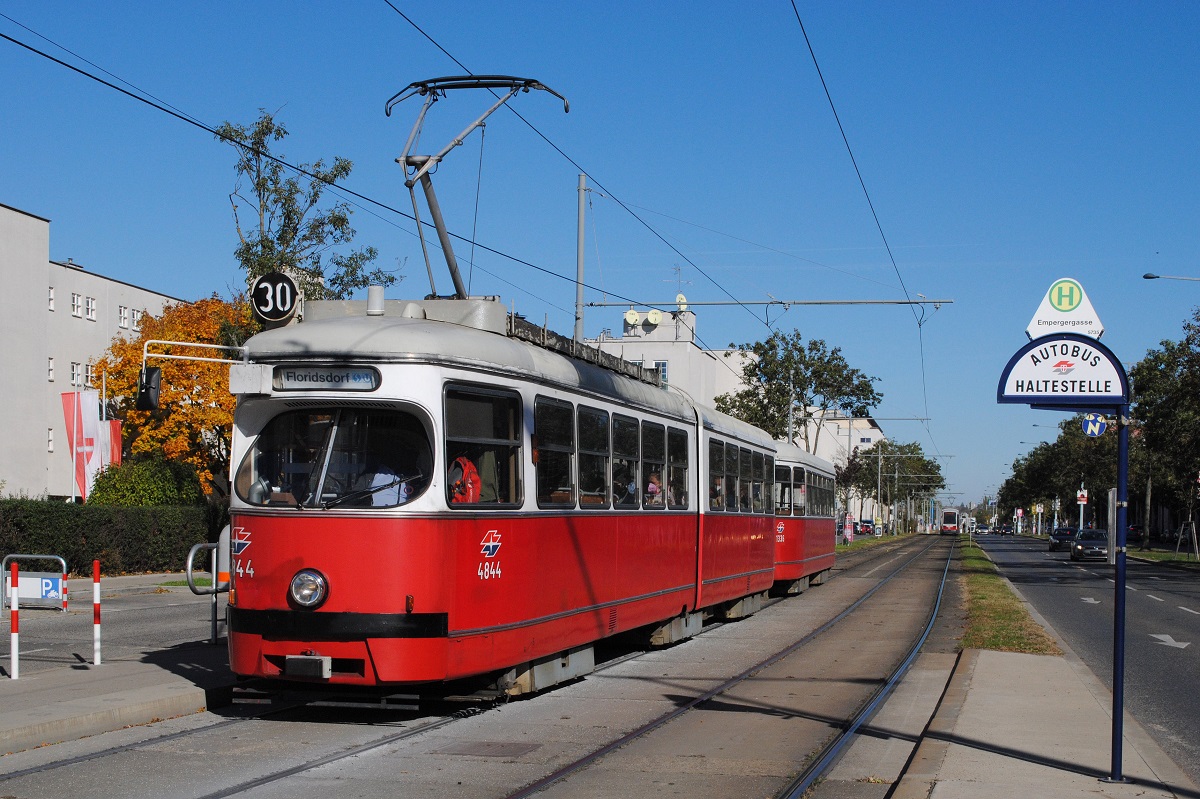 E1 4844 + c4 1336, Brünner Straße, Haltestelle Empergergasse. (25.10.2021)