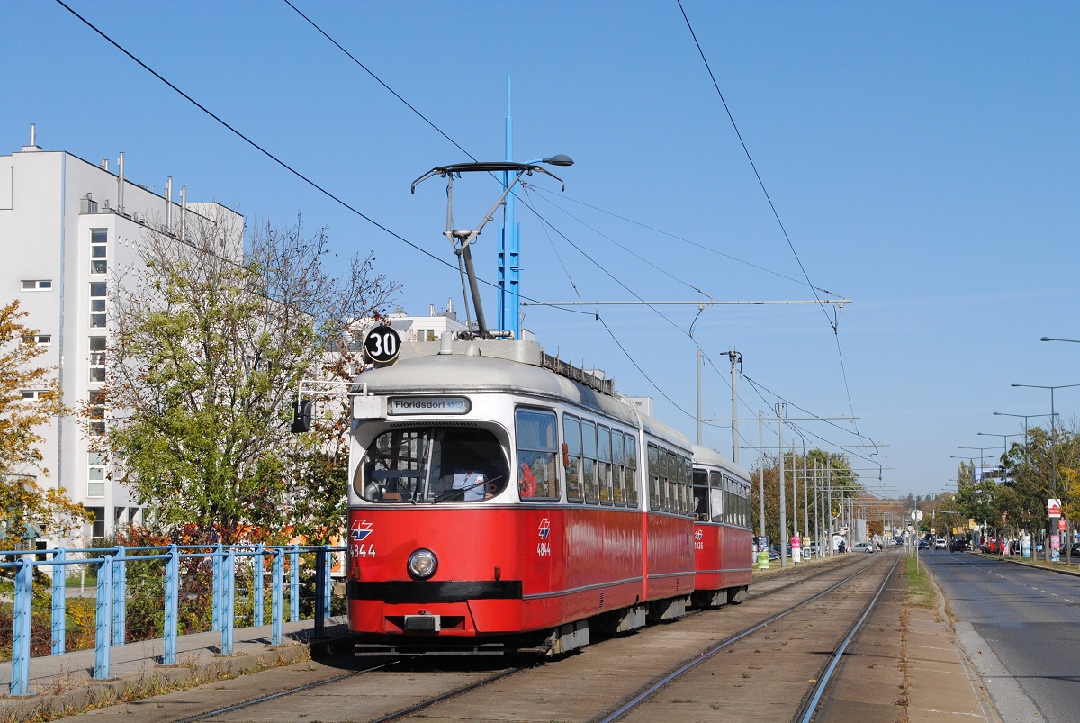 E1 4844 + c4 1336 überqueren in der Brünner Straße den Marchfeldkanal. (25.10.2021)