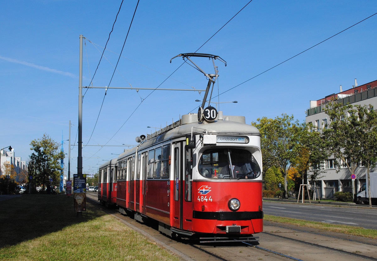 E1 4844 + c4 1336 in der Brünner Straße kurz vor der Haltestelle Anton Schall Gasse. (25.10.2021)