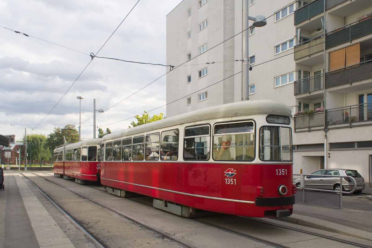E1 4855 mit c4 1351 auf der Linie 25 in der Haltestelle Prandaugasse, 21.08.2017