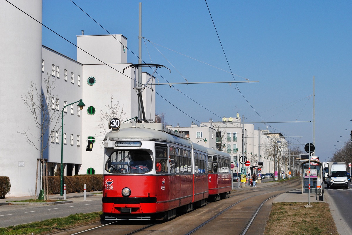 E1 4858 + c4 1357 in der Brünner Straße kurz hinter der Haltestelle Empergerweg. (01.03.2022)