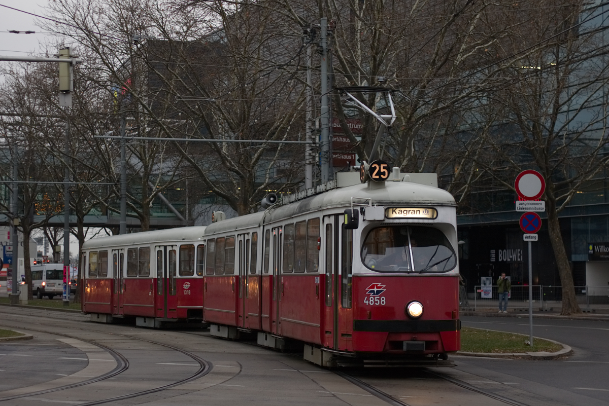 E1 4858 mit c4 1318 auf der Linie 25 in Kagran, 20.12.2017