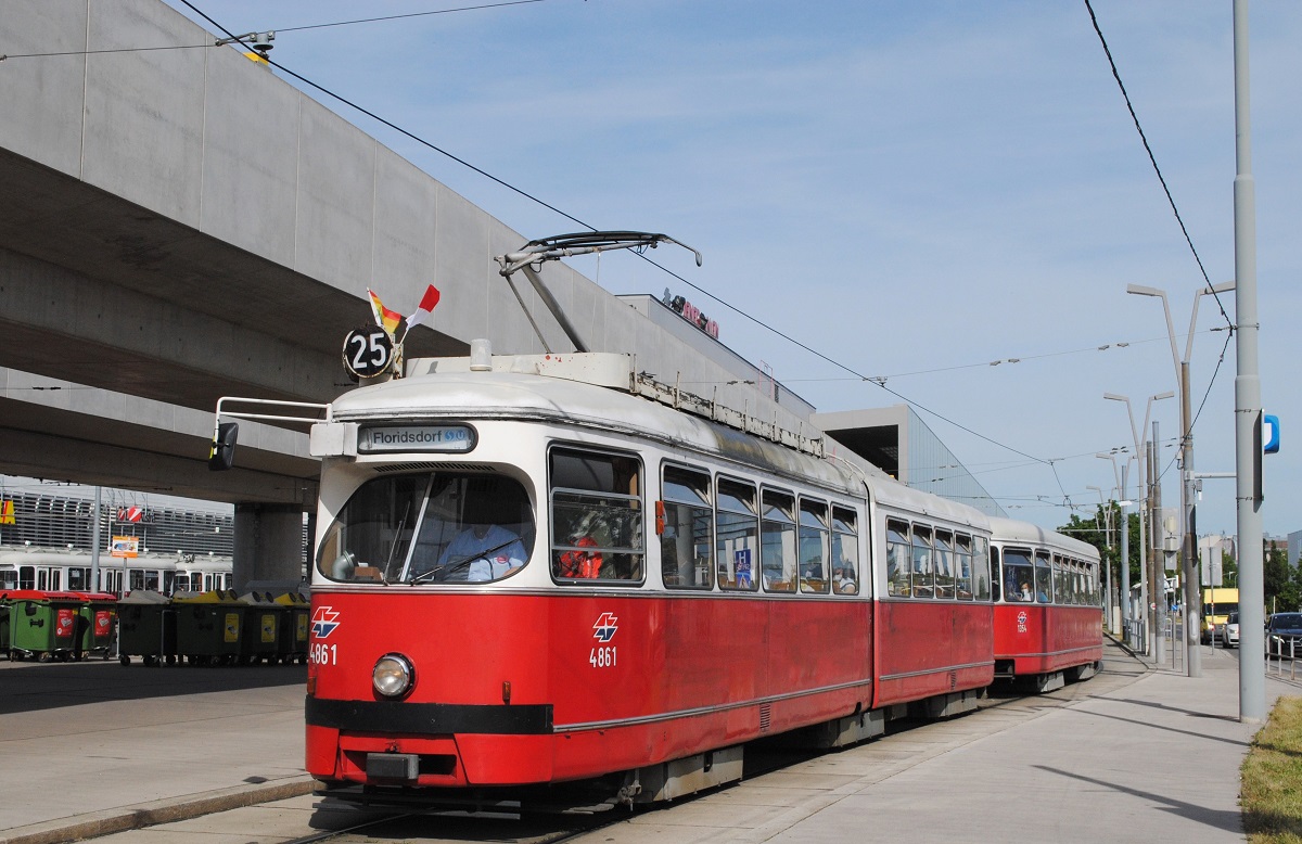 E1 4861 + c4 1354 der Linie 25 verlassen die Haltstelle Donauspital. Um den zur U-Bahnlinie U2 umsteigenden Fahrgästen kürzere Wege zu ermöglichen, mußten die Gleise  unmittelbar vor und nach dem Stationsbereich ausgekreuzt werden. (15.06.2021)