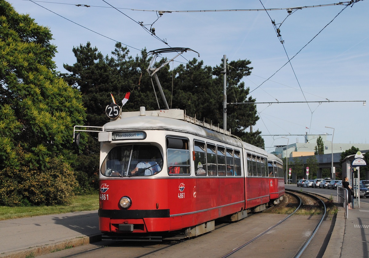 E1 4861 + c4 1354 bei der Einfahrt in die Haltestelle Hardeggasse. (15.06.2021)