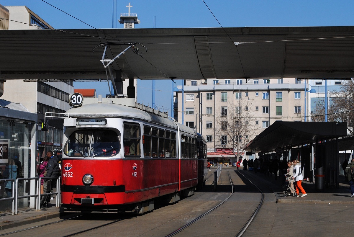 E1 4862 + c4 1360, Franz Jonas Platz, Bhf. Wien - Floridsdorf. (01.03.2022)