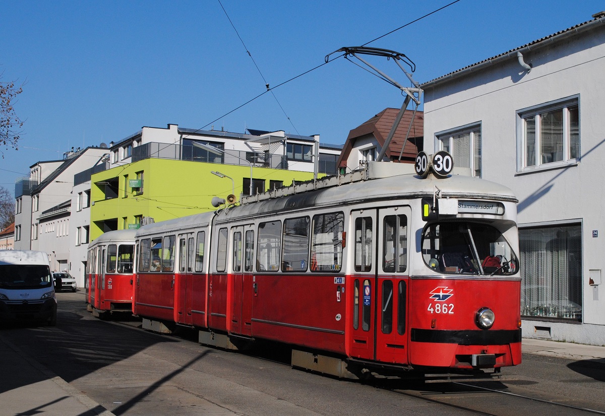 E1 4862 + c4 1360 sind als Linie 30 nach Floridsdorf soeben von der Josef Flandorfer Straße in die Herrenholzgasse eingbogen. (01.03.2022)