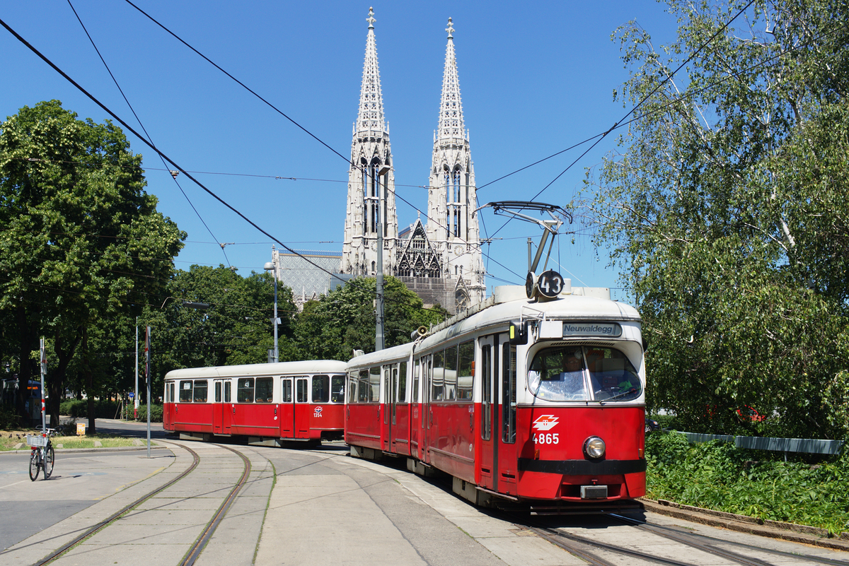 E1 4865 mit c4 1354 auf der Linie 43 kurz vor der Endhaltestelle Schottentor, 23.06.2016