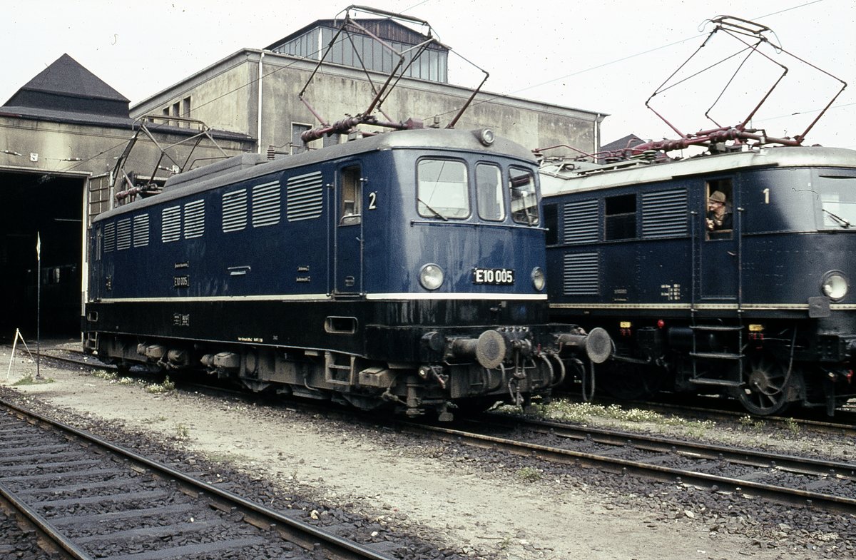 E10 005  vor Schuppen im Bw München
