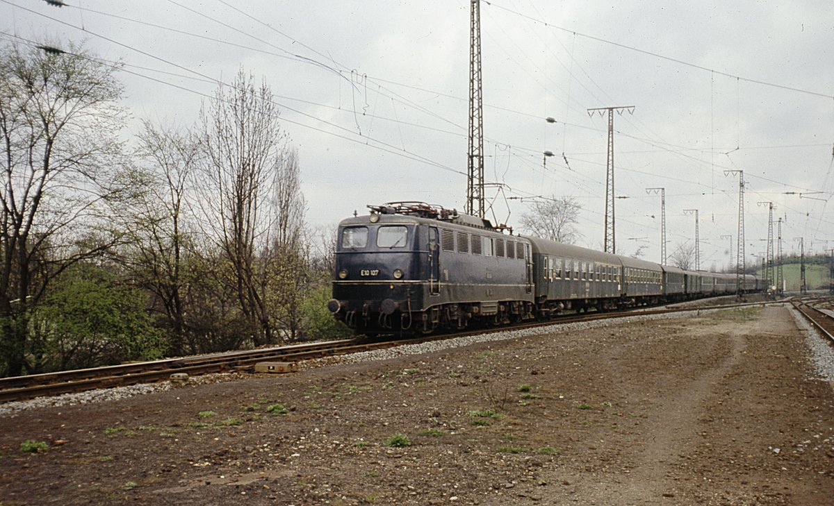 E10 107 mit D-Zug  Köln  ( Lok noch vor ihrem Unfall )
