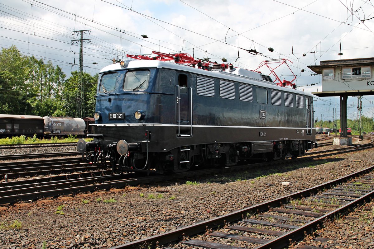 E10 121, welche zum Zeitpunkt der Aufnahme 58 Jahre alt war, am 18.06.2016 auf der Fahrzeugparade des Sommerfestes vom DB Museum in Koblenz Lützel.