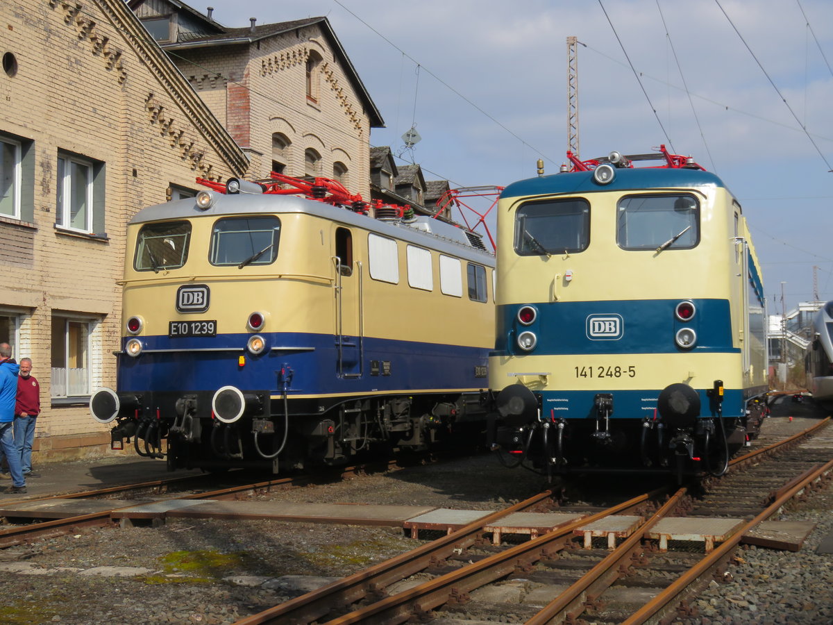 E10 1239 (110 239) und 141 248-5 in der  Karlsruher Zug -Versuchslackierung im Südwestfälischen Eisenbahnmuseum am 25.03.2018