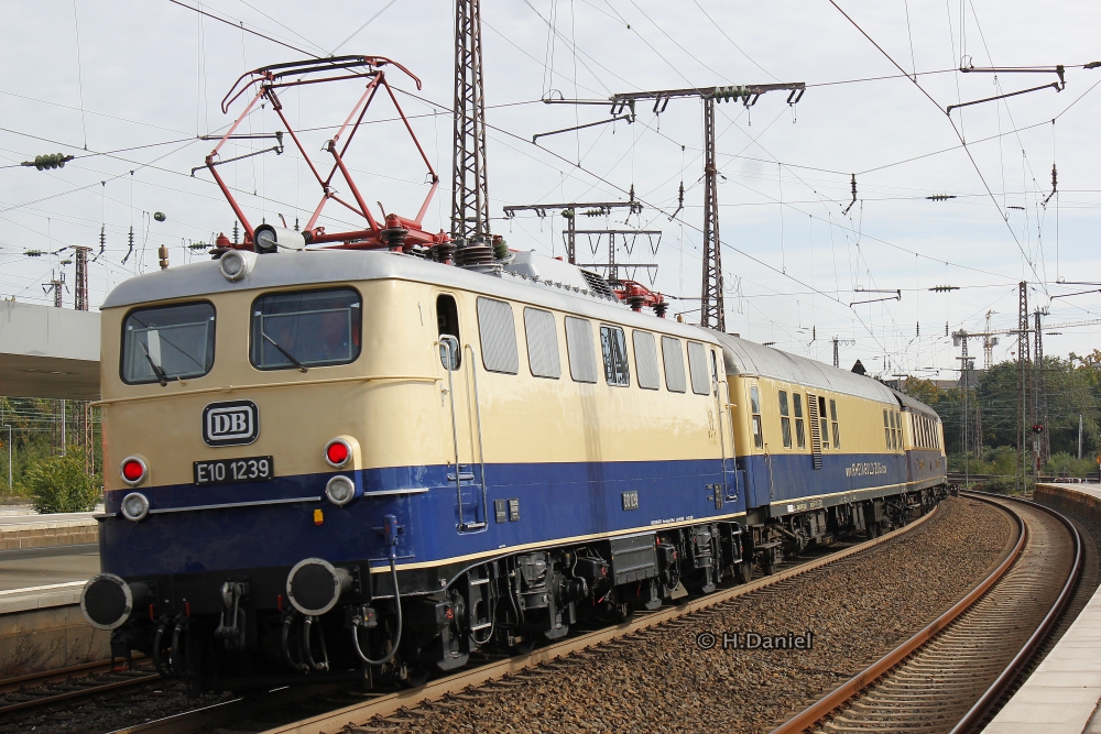 E10 1239 am Schluss des Zuges am 03.10.2015 in Essen Hbf und fuhr weiter nach Minden (Westf.).
