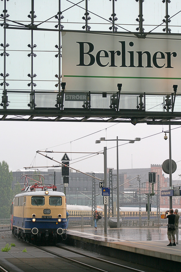 E10 1239 erreicht, von zahlreichen Fotografen schon erwartet, mit einem Sonderzug den Berliner Hauptbahnhof.
Aufgenommen am 29. Juli 2012.