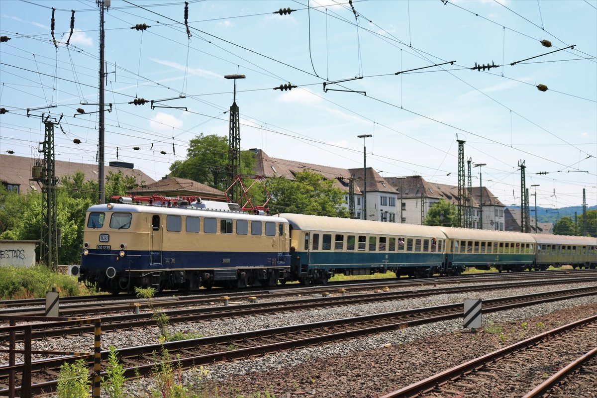 E10 1239 mit dem Pendelzug beim Sommerfest im DB Museum Koblenz Lützel am 22.06.19. Von einen Gehweg aus fotografiert. Die Bundespolizei hat die Fotografen überwacht damit nichts passiert