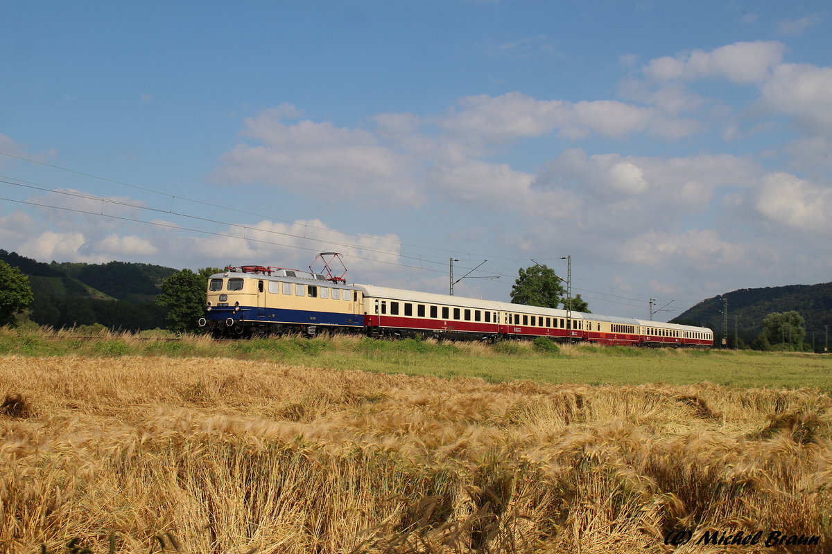 E10 1239 mit einem Sonderzug aus Koblenz am Abend des 19.06.16 bei Namedy am Rhein. 