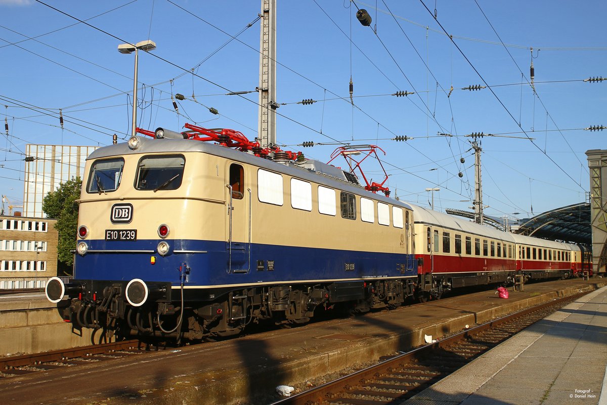 E10 1239 mit Rheingold in Köln Hbf nach Koblenz Lützel, am 18.06.2017.