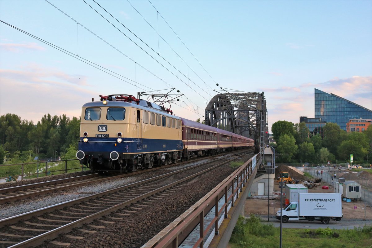 E10 1239 mit Sonderzug am 25.05.19 in Frankfurt am Main auf der Deutscherrnbrücke von einen Steg aus fotografiert