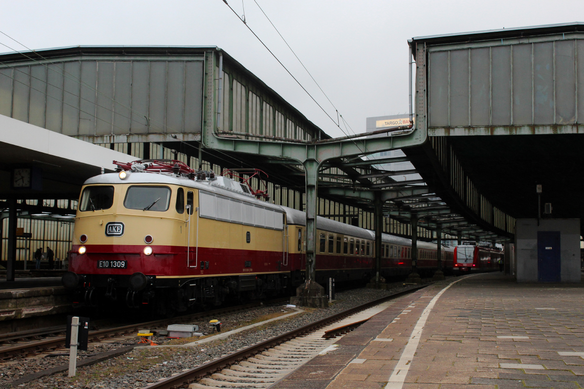 E10 1309 (113 309) mit AKE-Rheingold von Husum nach Koblenz am 20.03.2016 in Duisburg Hbf