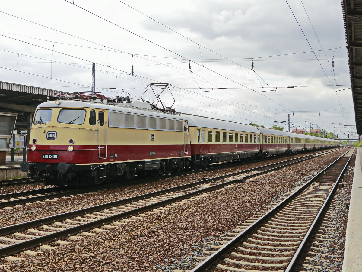 E10 1309 der AKE passiert am 03. Mai 2019 mehrmals den Bahnhof Berlin Flughafen Schönefeld. 