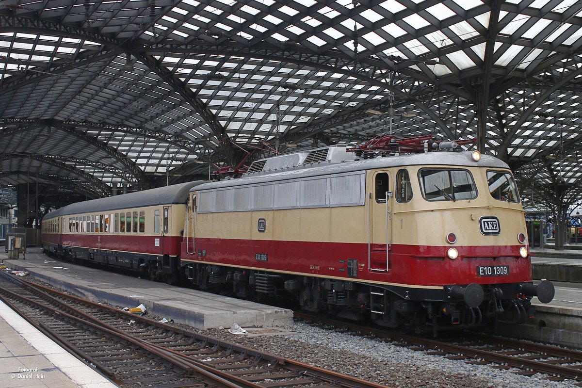 E10 1309 AKE Rheingold nach Hameln in K�ln Hbf , M�rz 2017.