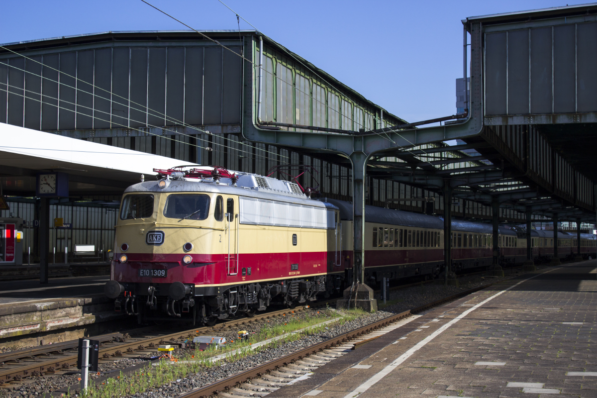 E10 1309 am 12.05.2016 mit AKE-Rheingold nach Cochem in Duisburg Hbf