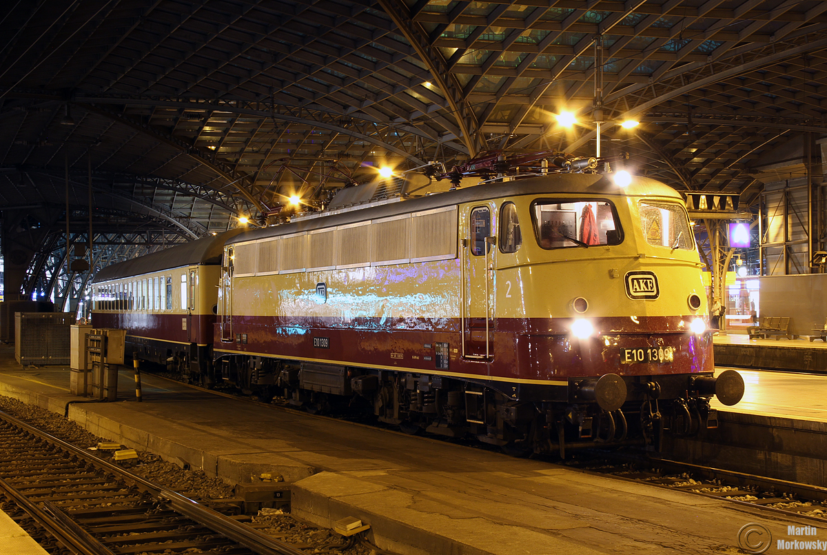E10 1309 am Abend des 18.09.2016 in Köln Hbf