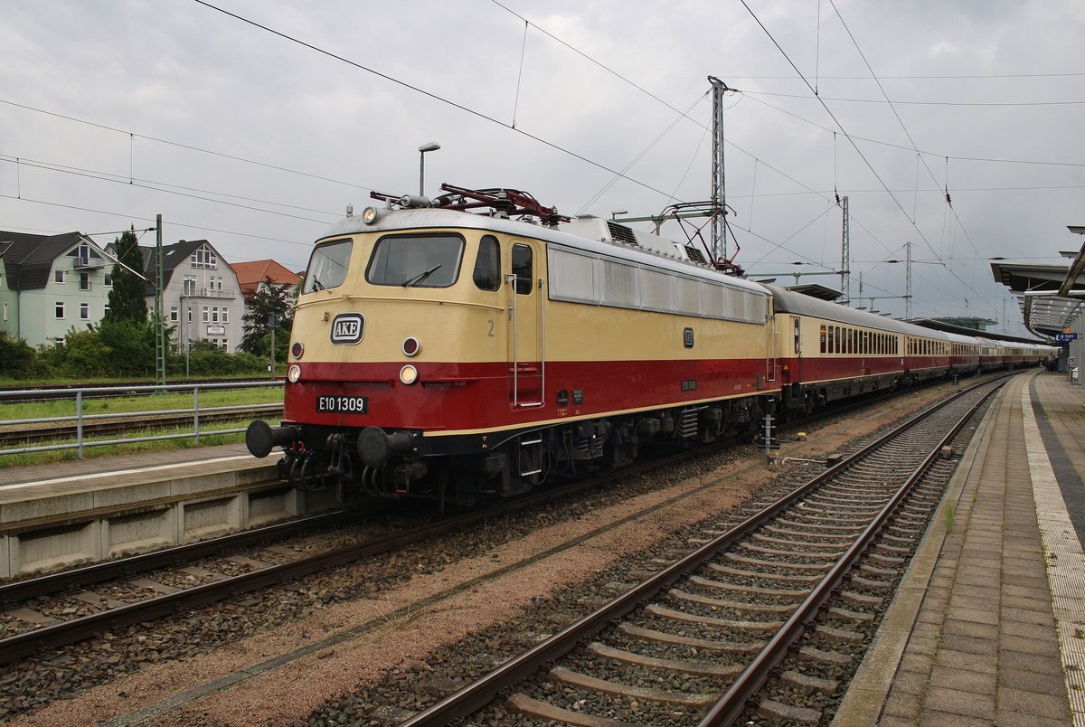 E10 1309 erreicht am 12.8.2017 mit dem AKE50 von Köln Hauptbahnhof den Rostocker Hauptbahnhof.