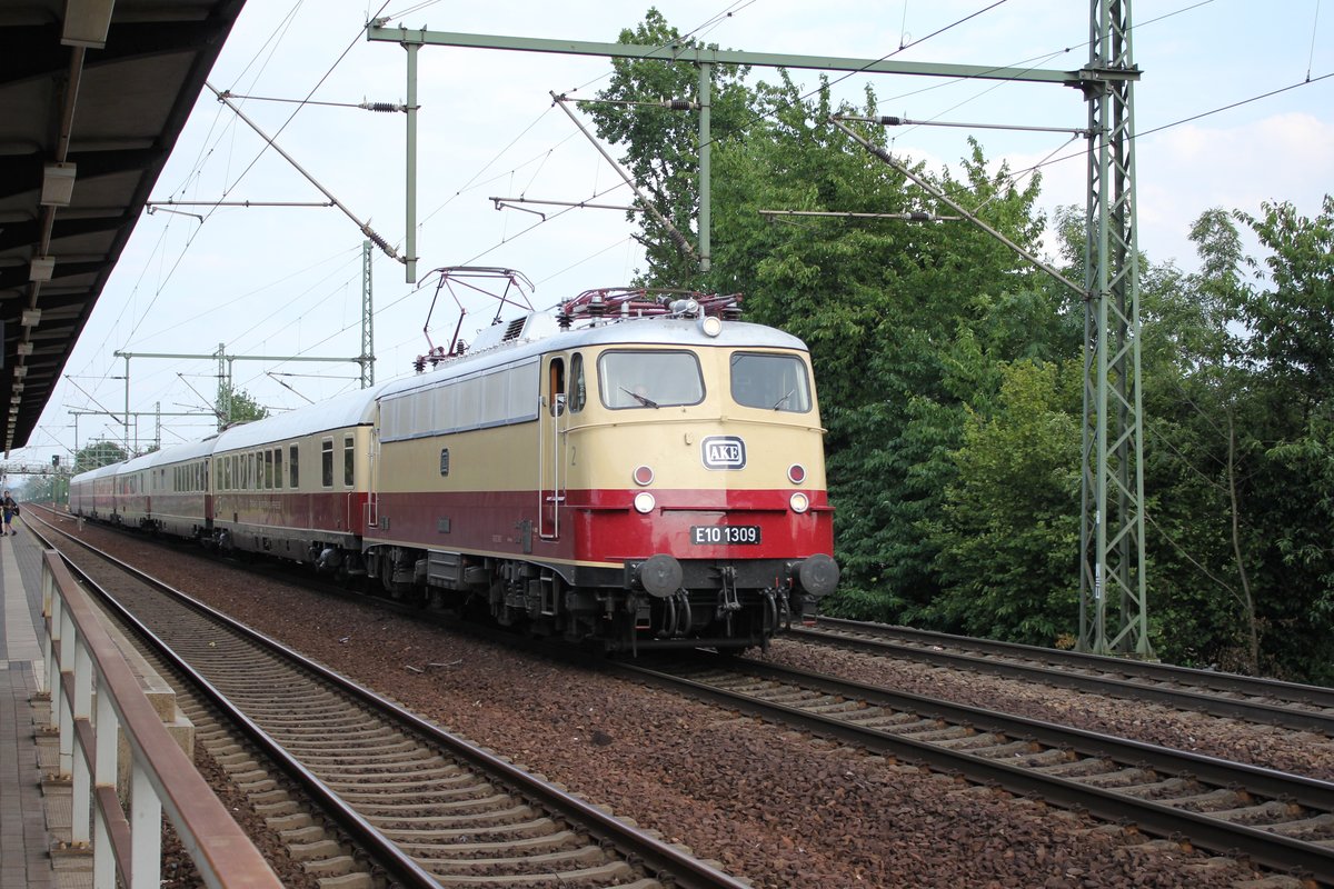 E10 1309 fährt mit einem Sonderzug von Bad Schandau aus kommend Dresden Strehlen. Die Lok wurde kurz darauf am Hauptbahnhof durch eine Diesellok ersetzt, um den Zug nach Görlitz zu bringen.
Aufgenommen am 05.07.2017