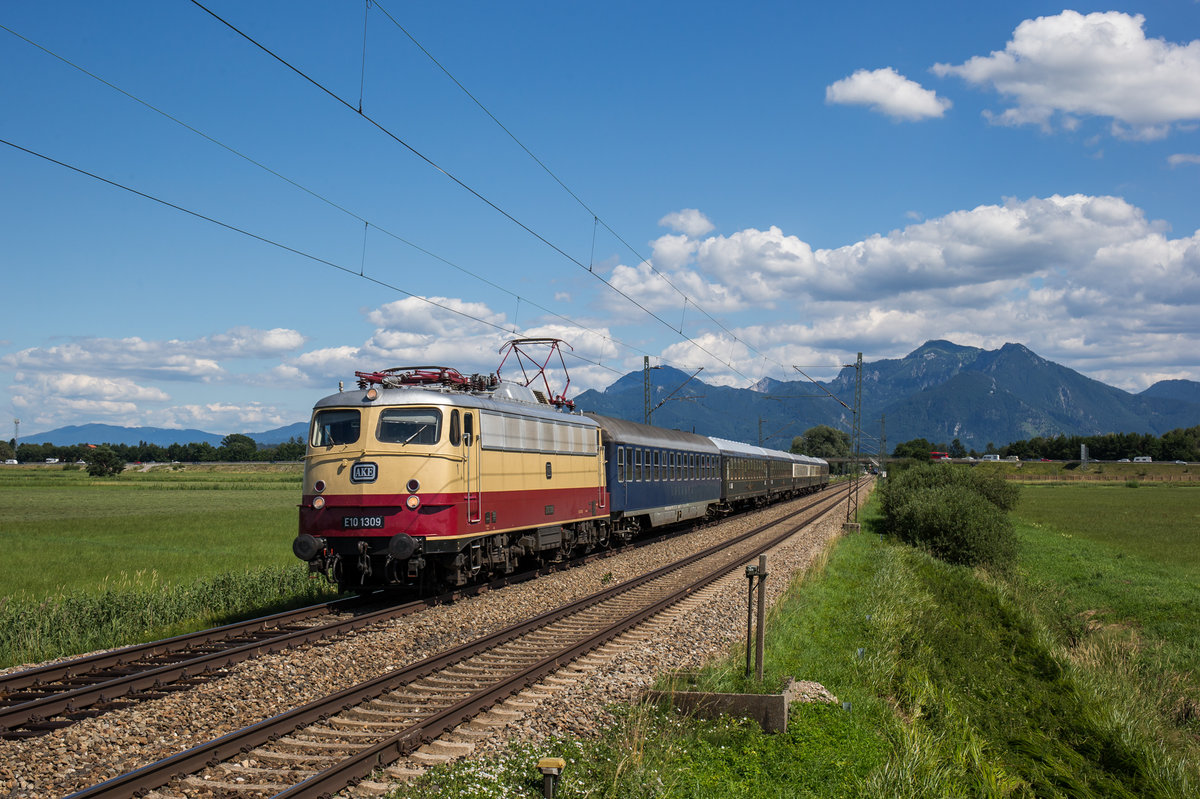 E10 1309 fuhr am 16. Juli 2017 mit einem Classic-Courier Sonderzug bei Bernau in Richtung München.