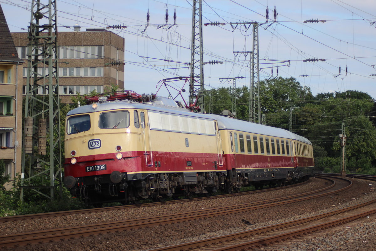 E10 1309 mit AKe am 22.6.16 kurz vor der Einfahrt in den Düsseldorfer Hauptbahnhof