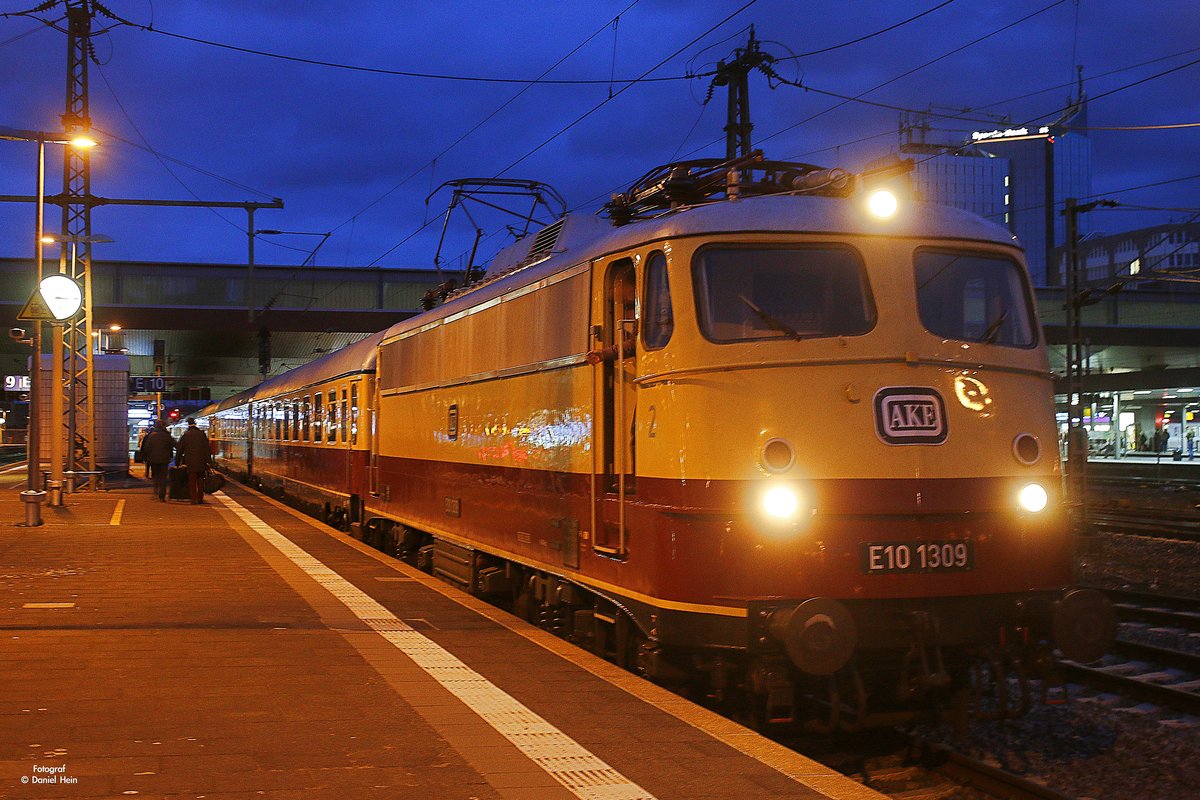 E10 1309 mit AKE Rheingold in D�sseldorf Hbf, M�rz 2017.