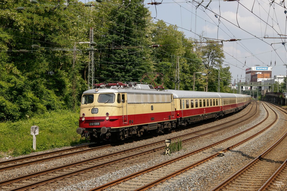 E10 1309 mit AKE Rheingold als Leerzug in Wuppertal, Mai 2018.