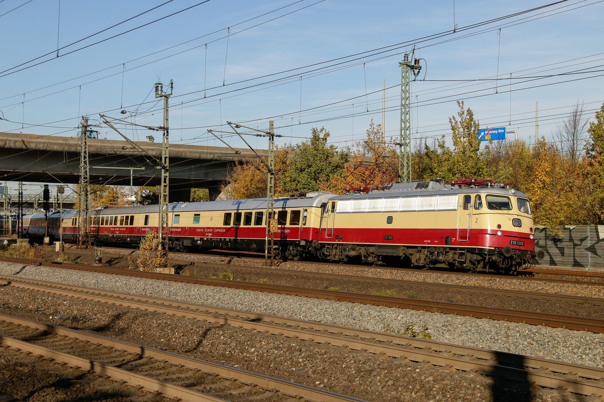E10 1309 mit AKE Rheingold in Hamburg Harburg, am 07.11.2018.