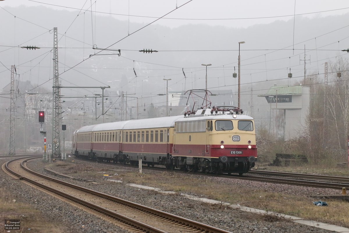 E10 1309 mit AKE Rheingold in Wuppertal Steinbeck, am 23.03.2019.