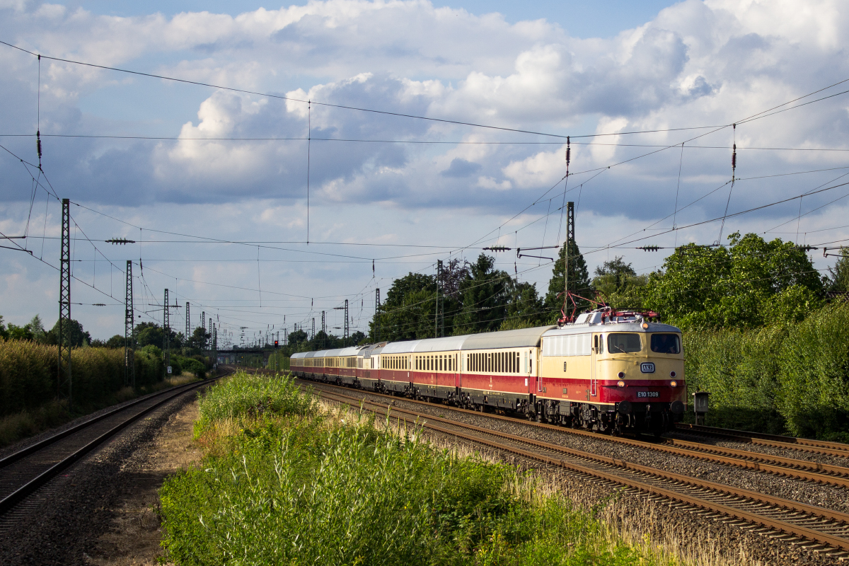 E10 1309 mit AKE-Rheingold am 03.07.2016 in Angermund