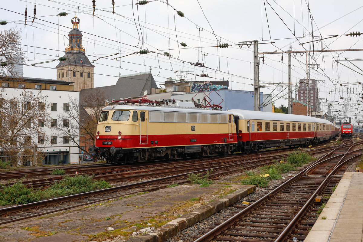 E10 1309 mit AKE-Rheingold bei der Einfahrt in Köln Hbf, am 06.04.2019.