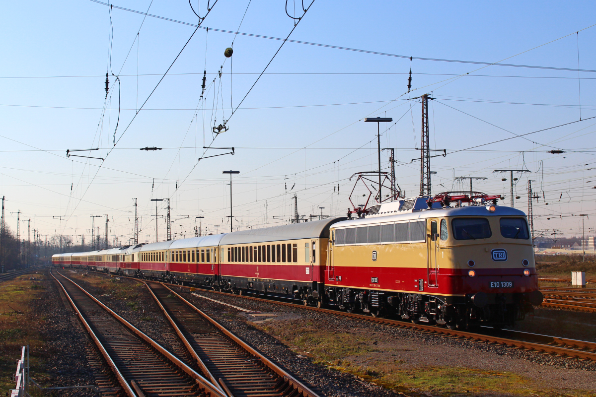 E10 1309 mit AKE-Rheingold nach Papenburg am 27.02.2016 in Duisburg Hbf