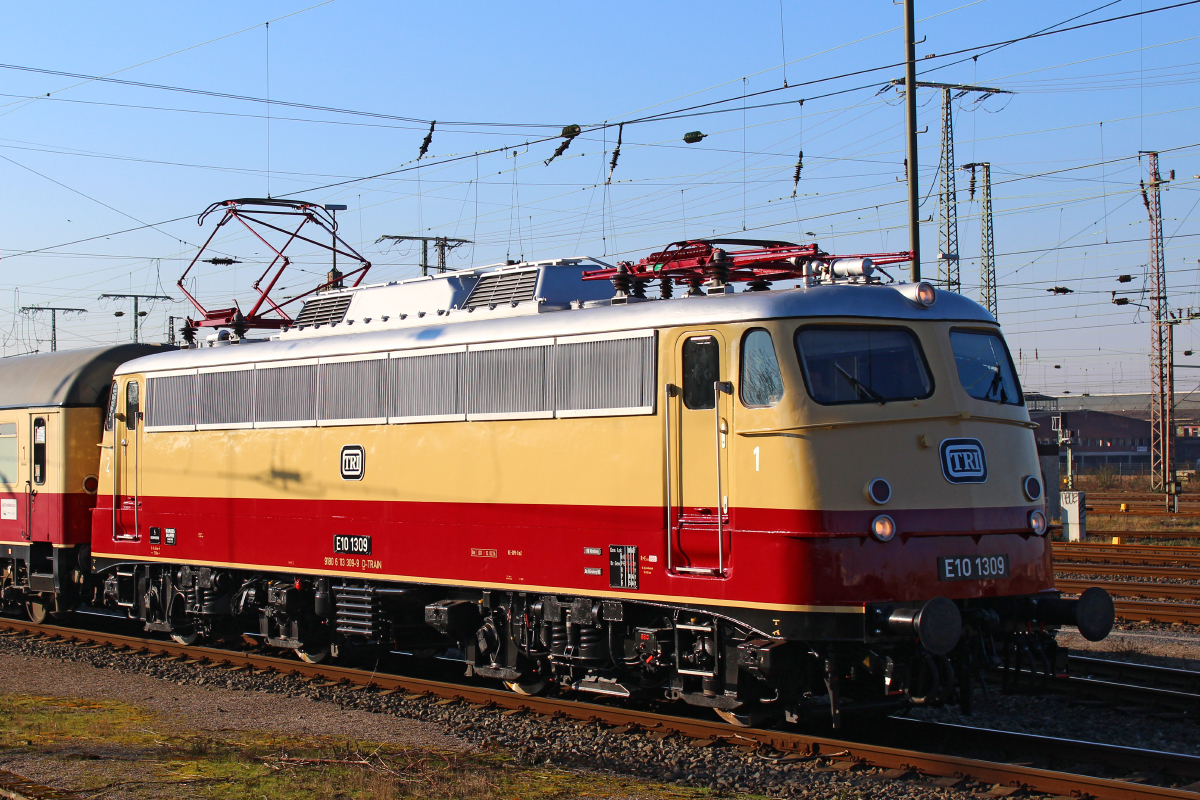 E10 1309 mit AKE-Rheingold nach Papenburg am 27.02.2016 in Duisburg Hbf (Portraitaufnahme)