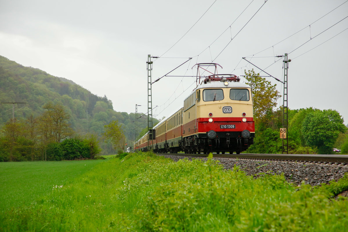E10 1309 mit AKE-Rheingold in Namedy, am 27.04.2019.
