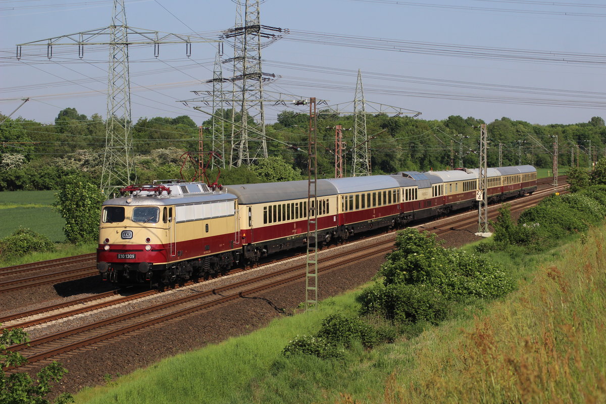 E10 1309 mit AKE-Rheingold unterwegs von Dortmund über Duisburg,Düsseldorf und Köln zur Moselrundfahrt nach Cochem am 12.5.2016