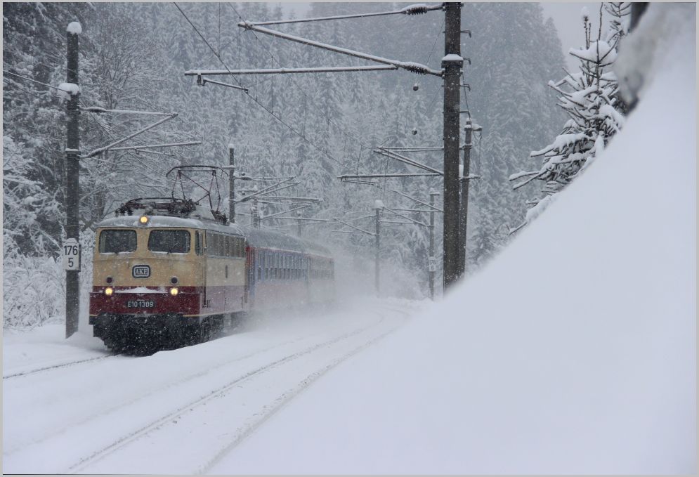 E10 1309 mit AlpenExpress von Den Haag nach Bischofshofen nahe Windau an der Salzburg-Tiroler Bahn. 26.01.2019