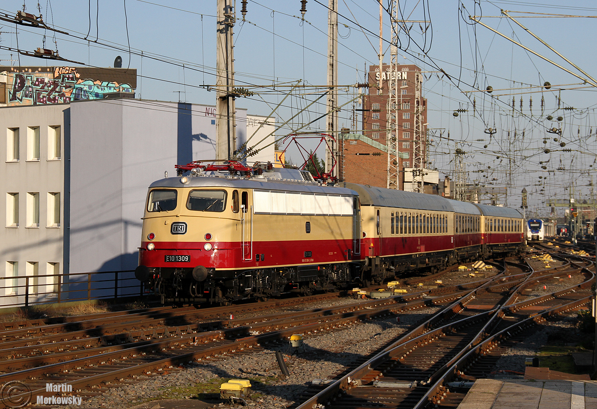 E10 1309 mit dem DPF50 nach Papenburg in Köln Hbf am 27.02.2016