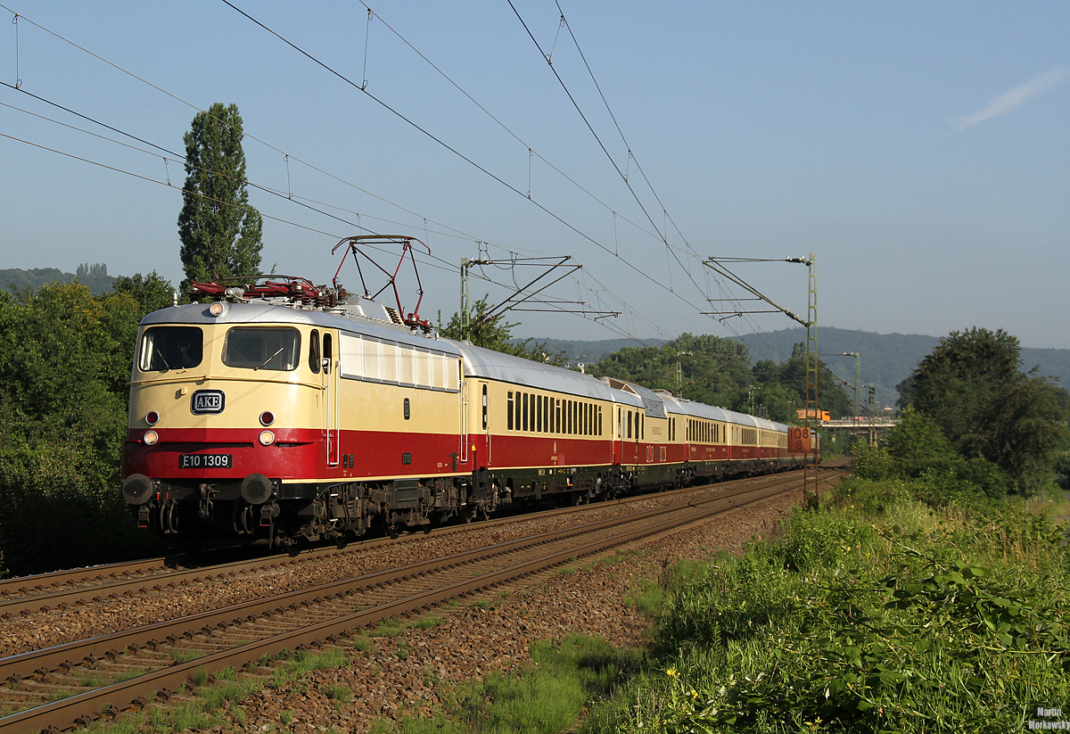 E10 1309 mit einem AKE Rheingold nach Boppard bei Unkel am 27.06.2018
