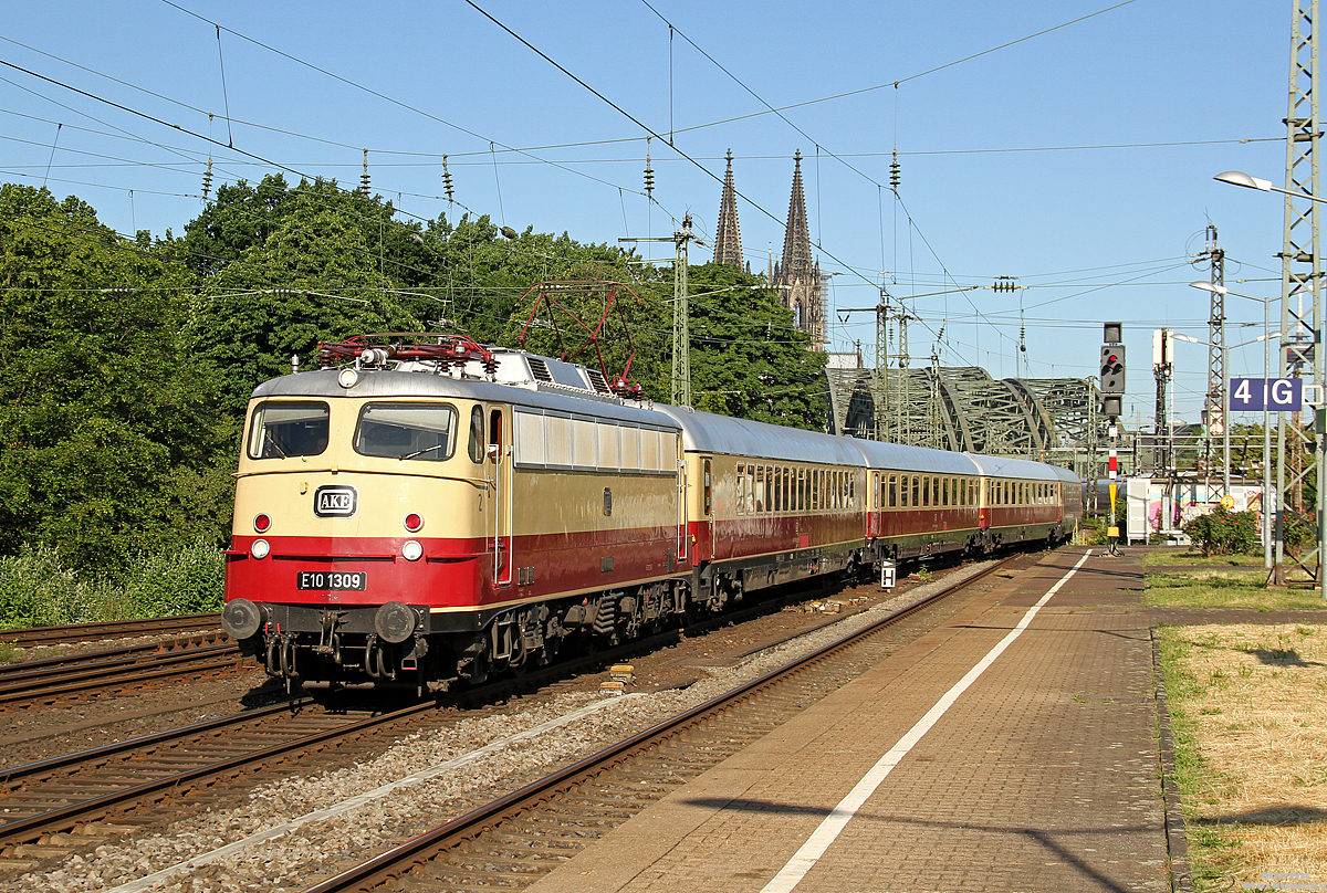 E10 1309 mit einem AKE Sonderzug rtg Ostsee in Köln Messe/Deutz am 16.06.2019