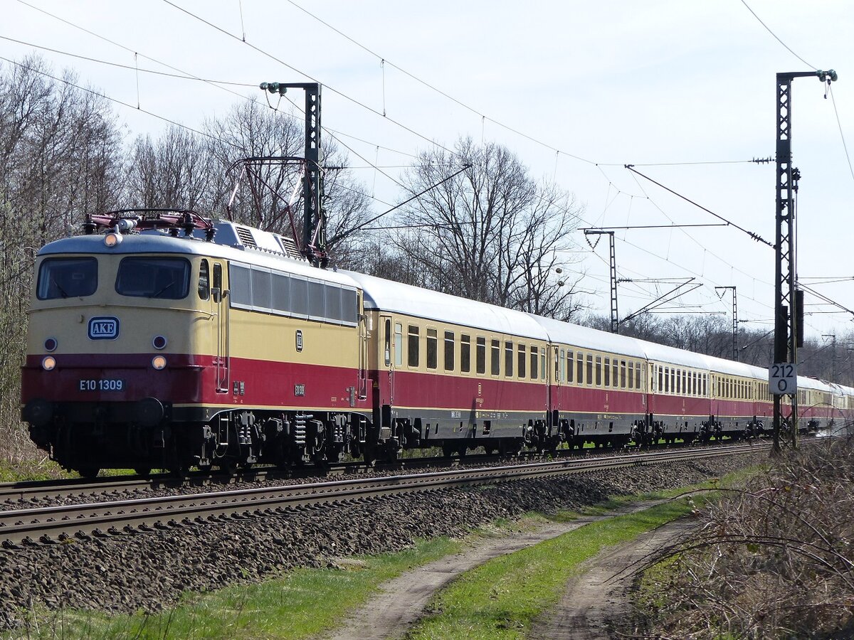 E10 1309 mit Sonderzug Köln - Papenburg in Rheine=Bentlage, 25.03.17